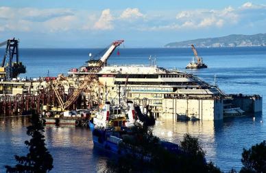 Los restos del crucero Costa Concordia, en cuyo naufragio, ocurrido en 2012, murieron 32 personas, permanecen aún frente a las costas italianas.