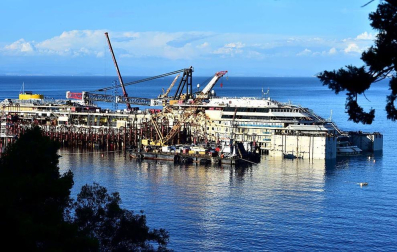 Los restos del crucero Costa Concordia, en cuyo naufragio, ocurrido en 2012, murieron 32 personas, permanecen aún frente a las costas italianas.