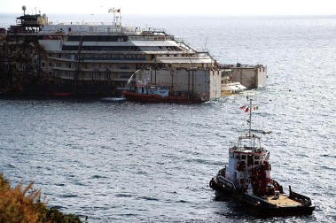 Los restos del crucero Costa Concordia, en cuyo naufragio, ocurrido en 2012, murieron 32 personas, permanecen aún frente a las costas italianas.