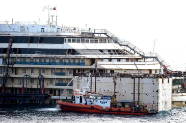 Los restos del crucero Costa Concordia, en cuyo naufragio, ocurrido en 2012, murieron 32 personas, permanecen aún frente a las costas italianas.