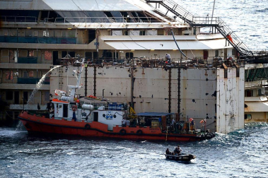 Los restos del crucero Costa Concordia, en cuyo naufragio, ocurrido en 2012, murieron 32 personas, permanecen aún frente a las costas italianas.
