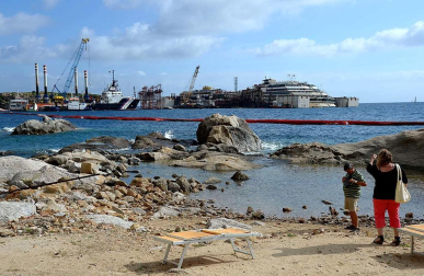 Los restos del crucero Costa Concordia, en cuyo naufragio, ocurrido en 2012, murieron 32 personas, permanecen aún frente a las costas italianas.