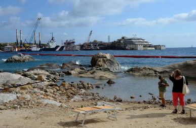 Los restos del crucero Costa Concordia, en cuyo naufragio, ocurrido en 2012, murieron 32 personas, permanecen aún frente a las costas italianas.