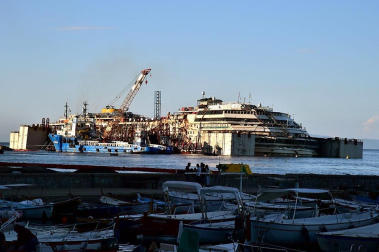 Los restos del crucero Costa Concordia, en cuyo naufragio, ocurrido en 2012, murieron 32 personas, permanecen aún frente a las costas italianas.