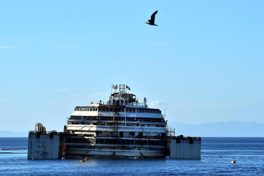 Los restos del crucero Costa Concordia, en cuyo naufragio, ocurrido en 2012, murieron 32 personas, permanecen aún frente a las costas italianas.
