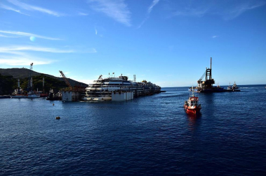 Los restos del crucero Costa Concordia, en cuyo naufragio, ocurrido en 2012, murieron 32 personas, permanecen aún frente a las costas italianas.