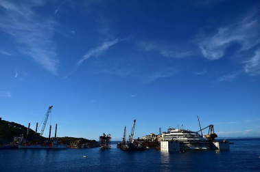 Los restos del crucero Costa Concordia, en cuyo naufragio, ocurrido en 2012, murieron 32 personas, permanecen aún frente a las costas italianas.