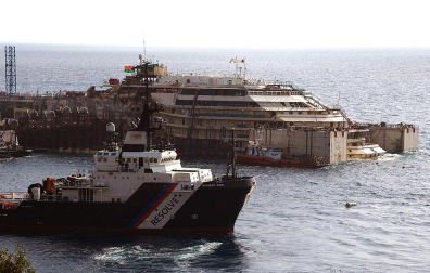Los restos del crucero Costa Concordia, en cuyo naufragio, ocurrido en 2012, murieron 32 personas, permanecen aún frente a las costas italianas.
