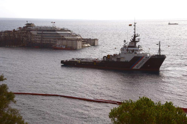 Los restos del crucero Costa Concordia, en cuyo naufragio, ocurrido en 2012, murieron 32 personas, permanecen aún frente a las costas italianas.