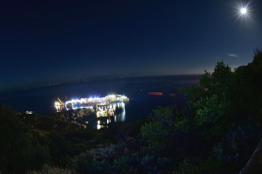 Los restos del crucero Costa Concordia, en cuyo naufragio, ocurrido en 2012, murieron 32 personas, permanecen aún frente a las costas italianas.