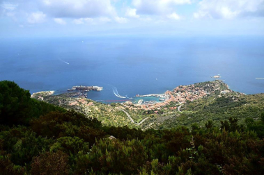 Los restos del crucero Costa Concordia, en cuyo naufragio, ocurrido en 2012, murieron 32 personas, permanecen aún frente a las costas italianas.