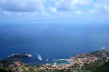 Los restos del crucero Costa Concordia, en cuyo naufragio, ocurrido en 2012, murieron 32 personas, permanecen aún frente a las costas italianas.