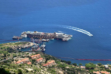 Los restos del crucero Costa Concordia, en cuyo naufragio, ocurrido en 2012, murieron 32 personas, permanecen aún frente a las costas italianas.