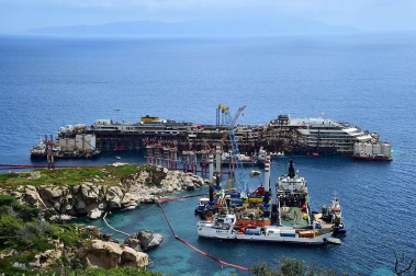 Los restos del crucero Costa Concordia, en cuyo naufragio, ocurrido en 2012, murieron 32 personas, permanecen aún frente a las costas italianas.