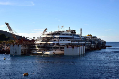 Los restos del crucero Costa Concordia, en cuyo naufragio, ocurrido en 2012, murieron 32 personas, permanecen aún frente a las costas italianas.