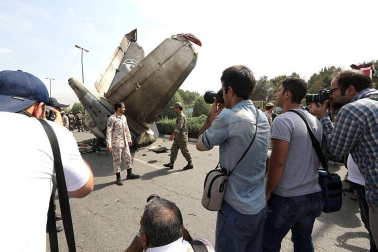 Un avión iraní se estrelló en Teherán al poco de despegar