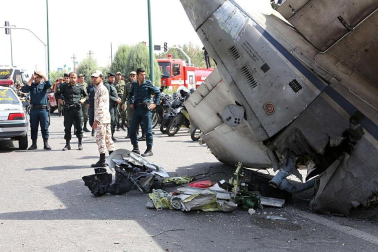Un avión iraní se estrelló en Teherán al poco de despegar