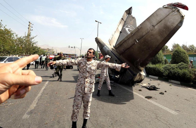 Un avión iraní se estrelló en Teherán al poco de despegar