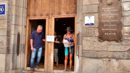 El número de peregrinos que hacen el Camino de Santiago ha aumentado tanto desde finales del mes de agosto que muchos no encuentran un albergue donde pasar la noche.
