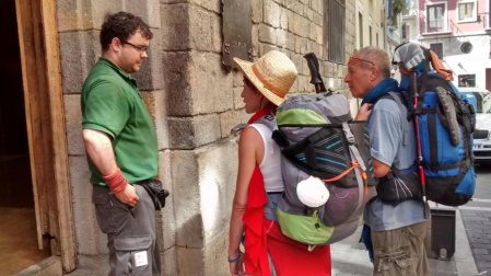 El número de peregrinos que hacen el Camino de Santiago ha aumentado tanto desde finales del mes de agosto que muchos no encuentran un albergue donde pasar la noche.