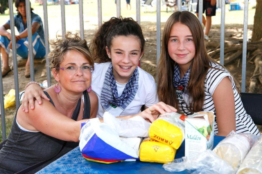 Mendillorri disfrutó, entre el 4 y el 7 de septiembre, de un variado programa de actividades para todos los públicos con motivo de la celebración de sus fiestas populares. Dentro de los diferentes eventos organizados, los más esperados por los vecinos fueron las comidas del sábado (calderete) y domingo (paellada) en la zona verde que divide las fases primera y cuarta. Dos momentos de encuentro vecinal que, además gozaron de un excelente tiempo.