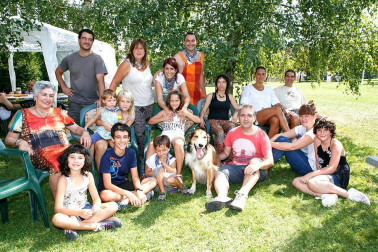 Mendillorri disfrutó, entre el 4 y el 7 de septiembre, de un variado programa de actividades para todos los públicos con motivo de la celebración de sus fiestas populares. Dentro de los diferentes eventos organizados, los más esperados por los vecinos fueron las comidas del sábado (calderete) y domingo (paellada) en la zona verde que divide las fases primera y cuarta. Dos momentos de encuentro vecinal que, además gozaron de un excelente tiempo.