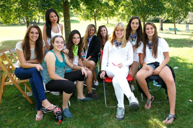 Mendillorri disfrutó, entre el 4 y el 7 de septiembre, de un variado programa de actividades para todos los públicos con motivo de la celebración de sus fiestas populares. Dentro de los diferentes eventos organizados, los más esperados por los vecinos fueron las comidas del sábado (calderete) y domingo (paellada) en la zona verde que divide las fases primera y cuarta. Dos momentos de encuentro vecinal que, además gozaron de un excelente tiempo.