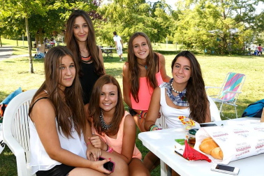 Mendillorri disfrutó, entre el 4 y el 7 de septiembre, de un variado programa de actividades para todos los públicos con motivo de la celebración de sus fiestas populares. Dentro de los diferentes eventos organizados, los más esperados por los vecinos fueron las comidas del sábado (calderete) y domingo (paellada) en la zona verde que divide las fases primera y cuarta. Dos momentos de encuentro vecinal que, además gozaron de un excelente tiempo.