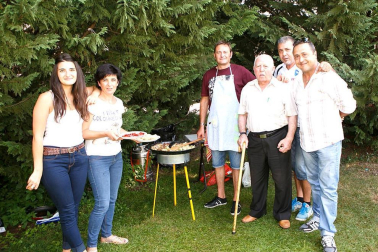 Mendillorri disfrutó, entre el 4 y el 7 de septiembre, de un variado programa de actividades para todos los públicos con motivo de la celebración de sus fiestas populares. Dentro de los diferentes eventos organizados, los más esperados por los vecinos fueron las comidas del sábado (calderete) y domingo (paellada) en la zona verde que divide las fases primera y cuarta. Dos momentos de encuentro vecinal que, además gozaron de un excelente tiempo.