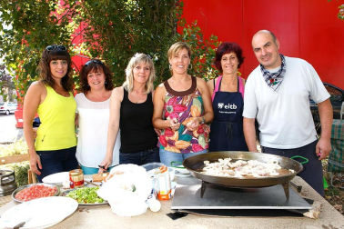 Mendillorri disfrutó, entre el 4 y el 7 de septiembre, de un variado programa de actividades para todos los públicos con motivo de la celebración de sus fiestas populares. Dentro de los diferentes eventos organizados, los más esperados por los vecinos fueron las comidas del sábado (calderete) y domingo (paellada) en la zona verde que divide las fases primera y cuarta. Dos momentos de encuentro vecinal que, además gozaron de un excelente tiempo.