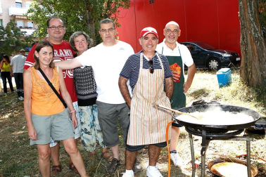 Mendillorri disfrutó, entre el 4 y el 7 de septiembre, de un variado programa de actividades para todos los públicos con motivo de la celebración de sus fiestas populares. Dentro de los diferentes eventos organizados, los más esperados por los vecinos fueron las comidas del sábado (calderete) y domingo (paellada) en la zona verde que divide las fases primera y cuarta. Dos momentos de encuentro vecinal que, además gozaron de un excelente tiempo.
