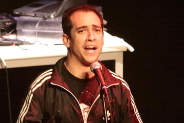 Juan Manuel Montilla, El Langui, conocido rapero del grupo La Excepción y afectado por parálisis cerebral, acudió el fin de semana pasado para asistir al X Foro Pamplona Joven, dedicado a la discapacidad. También aprovechó para presentar su nuevo libro '16 escalones antes de ir a la cama' El cantante de rap y hip hop, gran triunfador de los Goya y los premios de la música 2008 con ?El truco del manco? completó la jornada del sábado con un encuentro y concierto en el Civivox de San Jorge, para el que se agotaron las alrededor de 250 entradas.