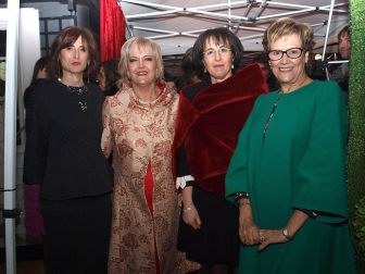 El viernes 5 de diciembre, por la noche, la boutique de trajes de novios, ceremonias y fiestas L´Atelier celebró la entrada de la Navidad con una gran gala, para la que se instalaron cuatro grandes carpas en el exterior del establecimiento, ubicado en la calle Muro. Cerca de 400 invitados acudieron a la cita, que se celebró de la mano del Restaurante Marisol, encargado del catering. Clientes, proveedores y personalidades del mundo de la moda y la gastronomía acudieron a la cita festiva.