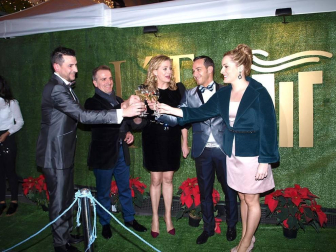 El viernes 5 de diciembre, por la noche, la boutique de trajes de novios, ceremonias y fiestas L´Atelier celebró la entrada de la Navidad con una gran gala, para la que se instalaron cuatro grandes carpas en el exterior del establecimiento, ubicado en la calle Muro. Cerca de 400 invitados acudieron a la cita, que se celebró de la mano del Restaurante Marisol, encargado del catering. Clientes, proveedores y personalidades del mundo de la moda y la gastronomía acudieron a la cita festiva.