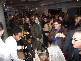 El viernes 5 de diciembre, por la noche, la boutique de trajes de novios, ceremonias y fiestas L´Atelier celebró la entrada de la Navidad con una gran gala, para la que se instalaron cuatro grandes carpas en el exterior del establecimiento, ubicado en la calle Muro. Cerca de 400 invitados acudieron a la cita, que se celebró de la mano del Restaurante Marisol, encargado del catering. Clientes, proveedores y personalidades del mundo de la moda y la gastronomía acudieron a la cita festiva.