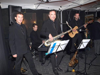 El viernes 5 de diciembre, por la noche, la boutique de trajes de novios, ceremonias y fiestas L´Atelier celebró la entrada de la Navidad con una gran gala, para la que se instalaron cuatro grandes carpas en el exterior del establecimiento, ubicado en la calle Muro. Cerca de 400 invitados acudieron a la cita, que se celebró de la mano del Restaurante Marisol, encargado del catering. Clientes, proveedores y personalidades del mundo de la moda y la gastronomía acudieron a la cita festiva.