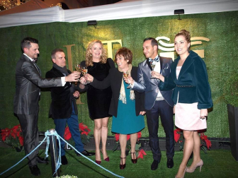 El viernes 5 de diciembre, por la noche, la boutique de trajes de novios, ceremonias y fiestas L´Atelier celebró la entrada de la Navidad con una gran gala, para la que se instalaron cuatro grandes carpas en el exterior del establecimiento, ubicado en la calle Muro. Cerca de 400 invitados acudieron a la cita, que se celebró de la mano del Restaurante Marisol, encargado del catering. Clientes, proveedores y personalidades del mundo de la moda y la gastronomía acudieron a la cita festiva.