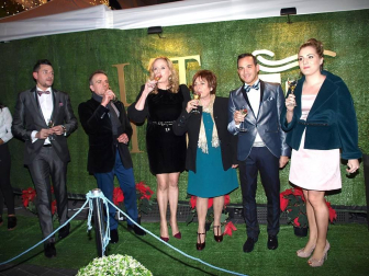 El viernes 5 de diciembre, por la noche, la boutique de trajes de novios, ceremonias y fiestas L´Atelier celebró la entrada de la Navidad con una gran gala, para la que se instalaron cuatro grandes carpas en el exterior del establecimiento, ubicado en la calle Muro. Cerca de 400 invitados acudieron a la cita, que se celebró de la mano del Restaurante Marisol, encargado del catering. Clientes, proveedores y personalidades del mundo de la moda y la gastronomía acudieron a la cita festiva.