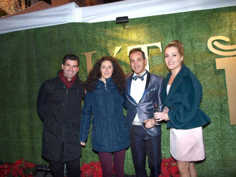 El viernes 5 de diciembre, por la noche, la boutique de trajes de novios, ceremonias y fiestas L´Atelier celebró la entrada de la Navidad con una gran gala, para la que se instalaron cuatro grandes carpas en el exterior del establecimiento, ubicado en la calle Muro. Cerca de 400 invitados acudieron a la cita, que se celebró de la mano del Restaurante Marisol, encargado del catering. Clientes, proveedores y personalidades del mundo de la moda y la gastronomía acudieron a la cita festiva.