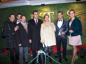 El viernes 5 de diciembre, por la noche, la boutique de trajes de novios, ceremonias y fiestas L´Atelier celebró la entrada de la Navidad con una gran gala, para la que se instalaron cuatro grandes carpas en el exterior del establecimiento, ubicado en la calle Muro. Cerca de 400 invitados acudieron a la cita, que se celebró de la mano del Restaurante Marisol, encargado del catering. Clientes, proveedores y personalidades del mundo de la moda y la gastronomía acudieron a la cita festiva.