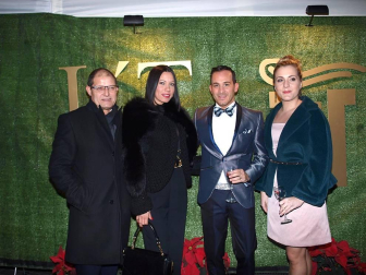 El viernes 5 de diciembre, por la noche, la boutique de trajes de novios, ceremonias y fiestas L´Atelier celebró la entrada de la Navidad con una gran gala, para la que se instalaron cuatro grandes carpas en el exterior del establecimiento, ubicado en la calle Muro. Cerca de 400 invitados acudieron a la cita, que se celebró de la mano del Restaurante Marisol, encargado del catering. Clientes, proveedores y personalidades del mundo de la moda y la gastronomía acudieron a la cita festiva.