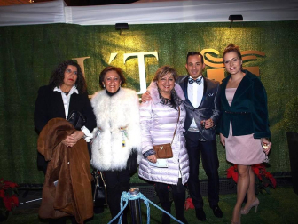 El viernes 5 de diciembre, por la noche, la boutique de trajes de novios, ceremonias y fiestas L´Atelier celebró la entrada de la Navidad con una gran gala, para la que se instalaron cuatro grandes carpas en el exterior del establecimiento, ubicado en la calle Muro. Cerca de 400 invitados acudieron a la cita, que se celebró de la mano del Restaurante Marisol, encargado del catering. Clientes, proveedores y personalidades del mundo de la moda y la gastronomía acudieron a la cita festiva.