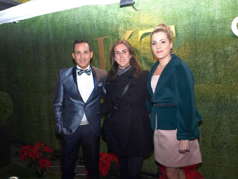 El viernes 5 de diciembre, por la noche, la boutique de trajes de novios, ceremonias y fiestas L´Atelier celebró la entrada de la Navidad con una gran gala, para la que se instalaron cuatro grandes carpas en el exterior del establecimiento, ubicado en la calle Muro. Cerca de 400 invitados acudieron a la cita, que se celebró de la mano del Restaurante Marisol, encargado del catering. Clientes, proveedores y personalidades del mundo de la moda y la gastronomía acudieron a la cita festiva.