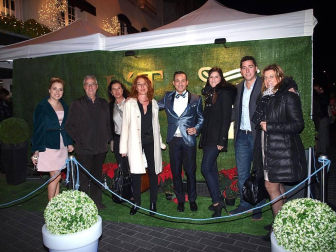 El viernes 5 de diciembre, por la noche, la boutique de trajes de novios, ceremonias y fiestas L´Atelier celebró la entrada de la Navidad con una gran gala, para la que se instalaron cuatro grandes carpas en el exterior del establecimiento, ubicado en la calle Muro. Cerca de 400 invitados acudieron a la cita, que se celebró de la mano del Restaurante Marisol, encargado del catering. Clientes, proveedores y personalidades del mundo de la moda y la gastronomía acudieron a la cita festiva.