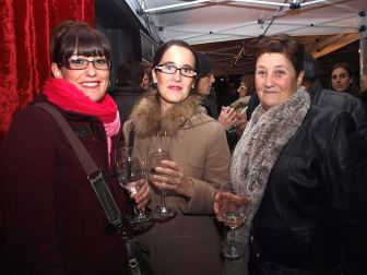 El viernes 5 de diciembre, por la noche, la boutique de trajes de novios, ceremonias y fiestas L´Atelier celebró la entrada de la Navidad con una gran gala, para la que se instalaron cuatro grandes carpas en el exterior del establecimiento, ubicado en la calle Muro. Cerca de 400 invitados acudieron a la cita, que se celebró de la mano del Restaurante Marisol, encargado del catering. Clientes, proveedores y personalidades del mundo de la moda y la gastronomía acudieron a la cita festiva.