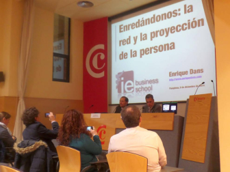 La Asociación de Antiguos Alumnos del IE Business School en Navarra invitó al experto en nuevas tecnologías Enrique Dans a impartir la conferencia “Enredándonos: la red y la proyección de la persona”.