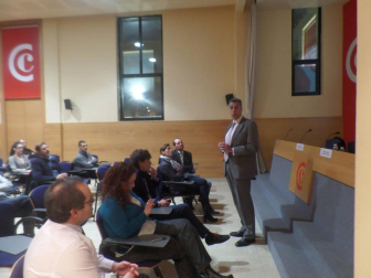La Asociación de Antiguos Alumnos del IE Business School en Navarra invitó al experto en nuevas tecnologías Enrique Dans a impartir la conferencia “Enredándonos: la red y la proyección de la persona”.