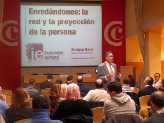 La Asociación de Antiguos Alumnos del IE Business School en Navarra invitó al experto en nuevas tecnologías Enrique Dans a impartir la conferencia “Enredándonos: la red y la proyección de la persona”.