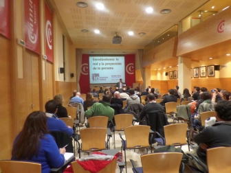 La Asociación de Antiguos Alumnos del IE Business School en Navarra invitó al experto en nuevas tecnologías Enrique Dans a impartir la conferencia “Enredándonos: la red y la proyección de la persona”.