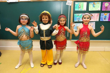 Majoretes, payasos y malabaristas. Leones, elefantes y contorsionistas. Los personajes del circo ofrecieron un divertido espectáculo en el Colegio Sagrado Corazón. Los protagonistas, los alumnos de tercero de Educación Infantil, que presentaron hasta trece números diferentes a sus familiares. Se trata de una actividad tradicional en este centro -ya cuenta con más de 20 años de historia- y en el que se persigue trabajar con los pequeños aspectos como la psicomotricidad, la plástica o la música, además de fomentar el compañerismo entre los niños y, como no, sorprender al público.